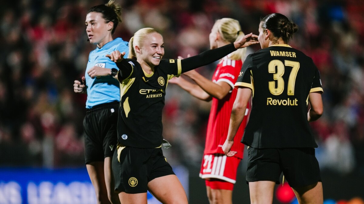 Carlotta Wamser and a Manchester City teammate celebrate during the UWCL match against Bayern Munich