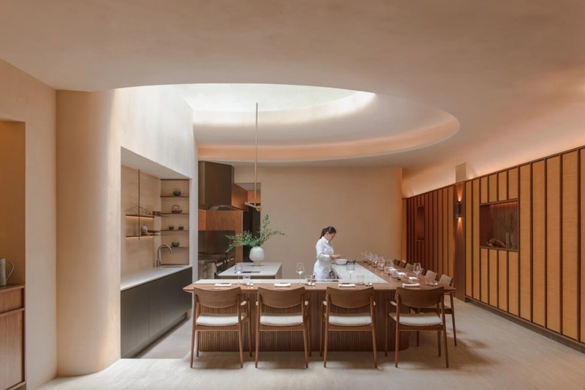 Dish presentation at Árō highlighting ingredient-led creators’ cuisine