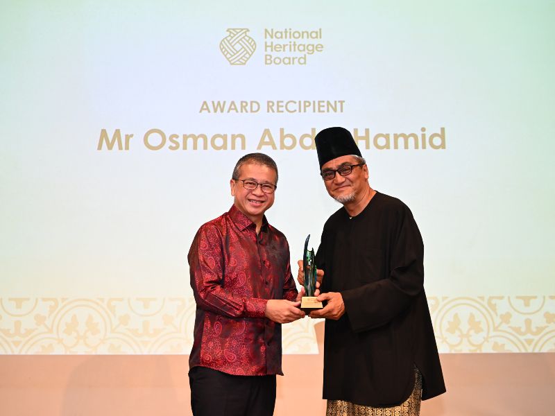 Minister for Culture, Community and Youth & Second Minister for Law Mr Edwin Tong presenting the Stewards of ICH Award to Mr Osman Abdul Hamid
