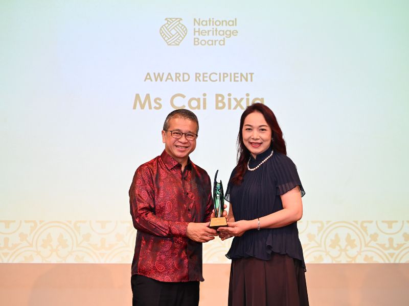Minister for Culture, Community and Youth & Second Minister for Law Mr Edwin Tong presenting the Stewards of ICH Award to Ms Cai Bixia