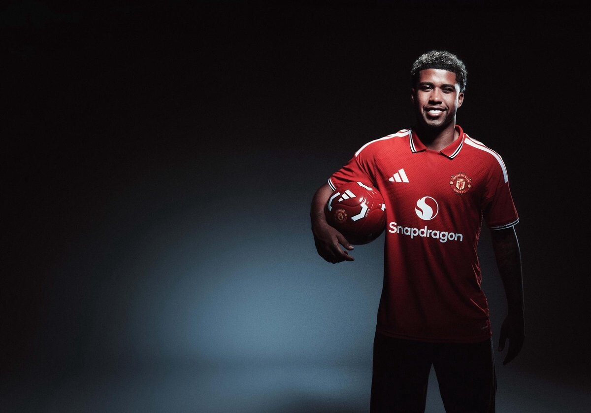 Andrey Santos signs for Manchester United summer 2026
