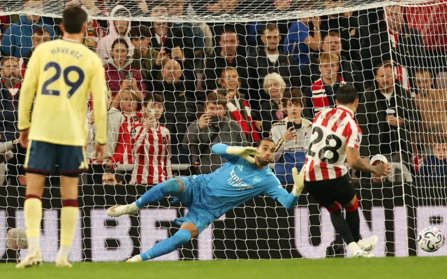David Raya diving in match action during Arsenal vs Sunderland