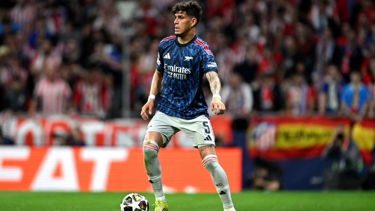 Arsenal vs Fulham: Piero Hincapie carries the ball at the Metropolitano in midweek