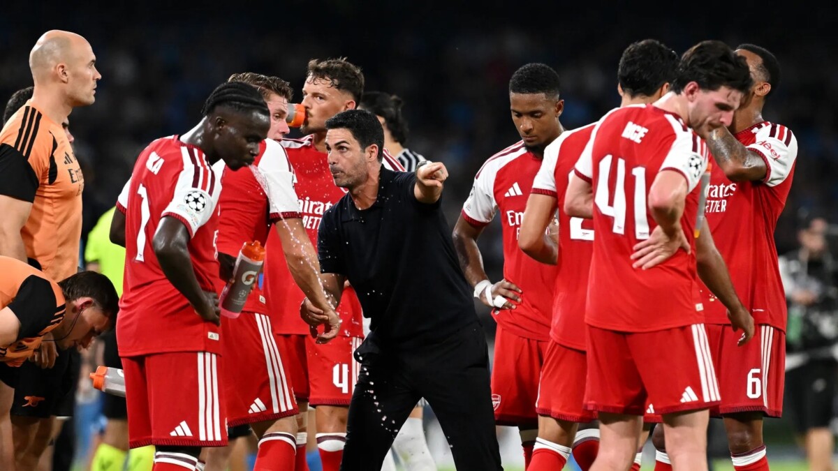 Mikel Arteta speaks with Bukayo Saka after Arsenal beat Napoli