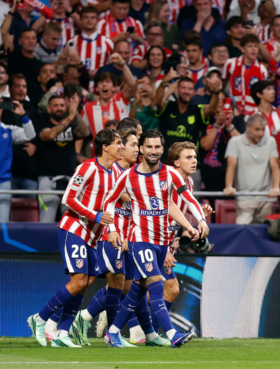 Atlético Madrid players celebrate Pablo Barrios's early goal against Manchester United at the Riyadh Air Metropolitano