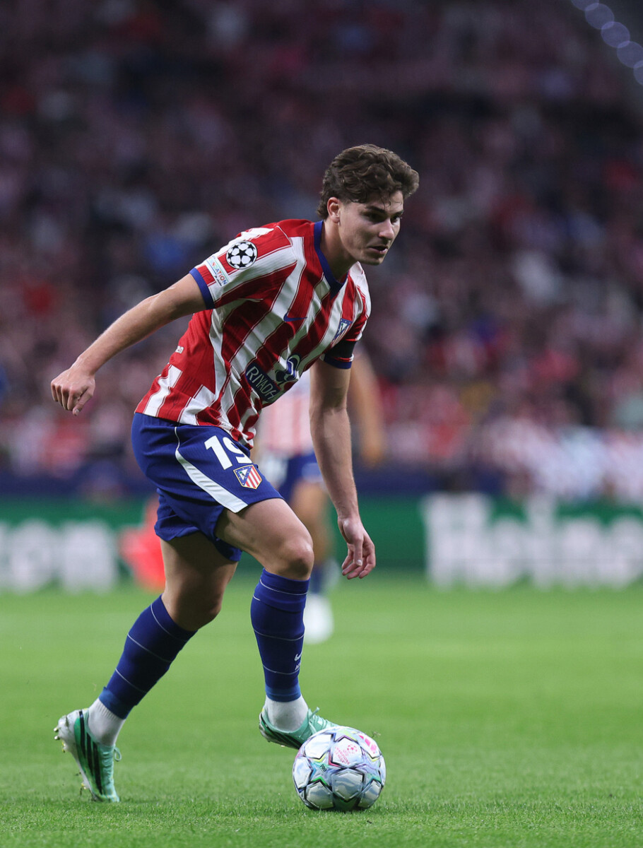 Atlético Madrid forward Julián Alvarez in action against Manchester United in the Champions League