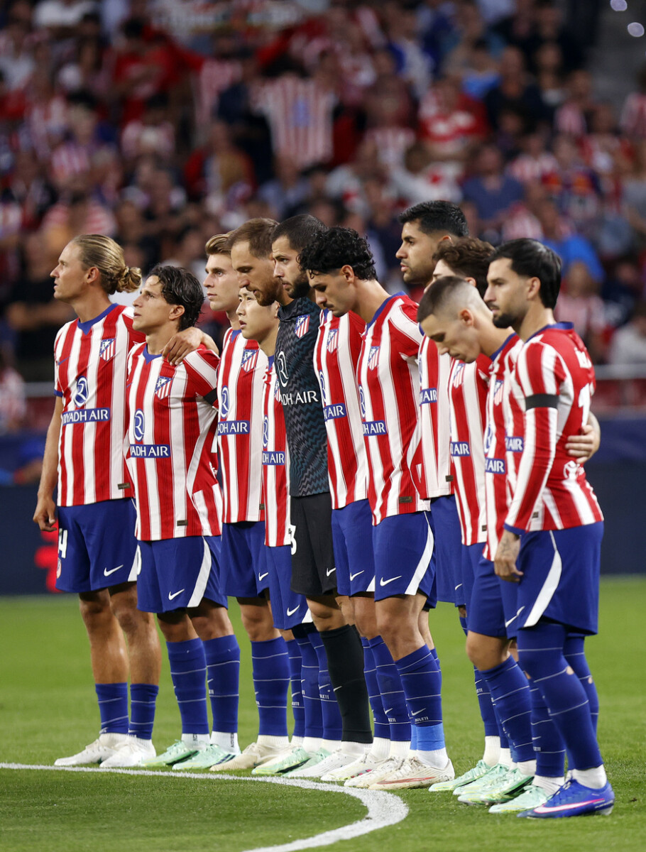 Players observe a minute's silence before Atlético Madrid against Manchester United in Madrid