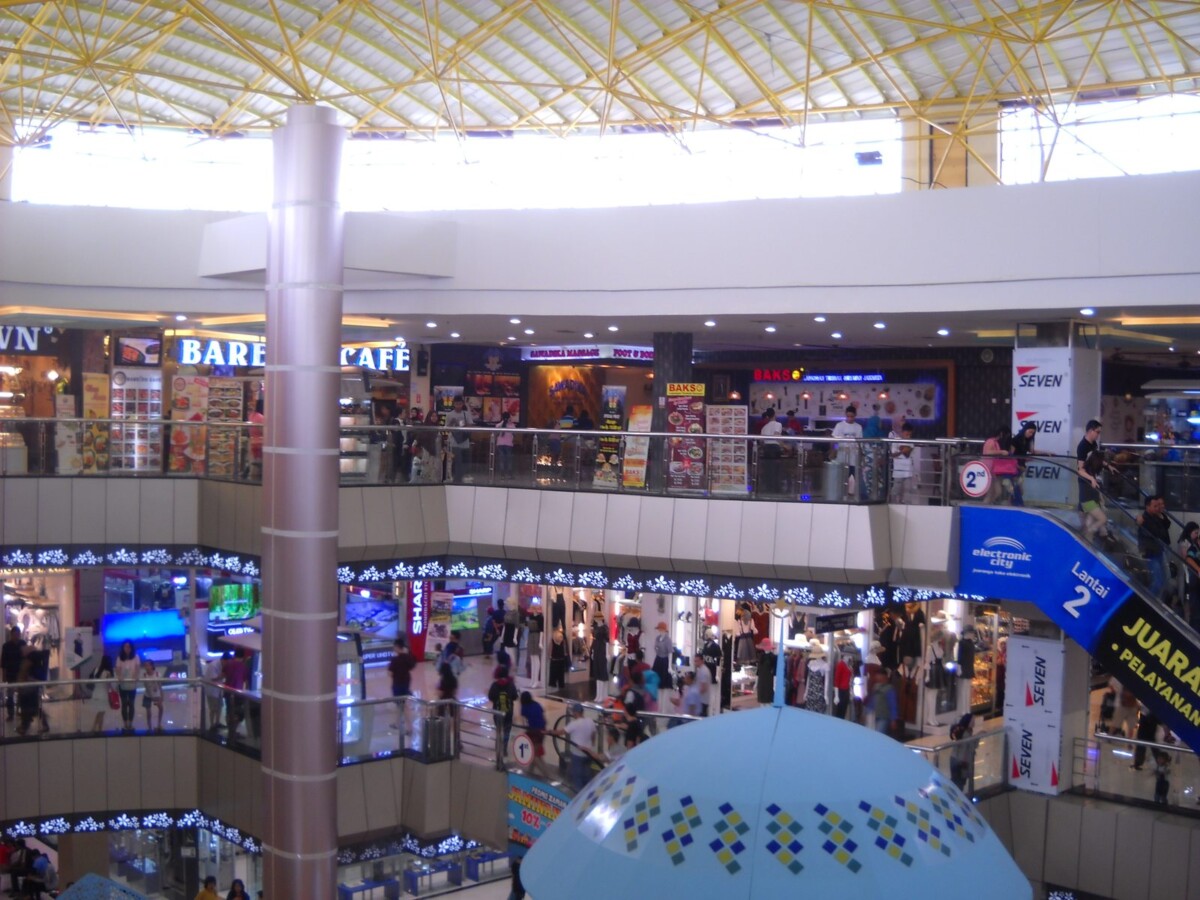 Nagoya Hill Shopping Mall in Batam, a duty-free shopping stop for Singapore visitors