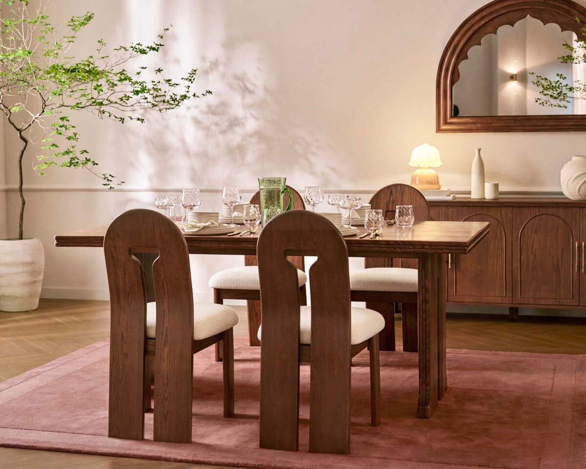 Avan dining table with four cream high-back chairs from Castlery Tan France
