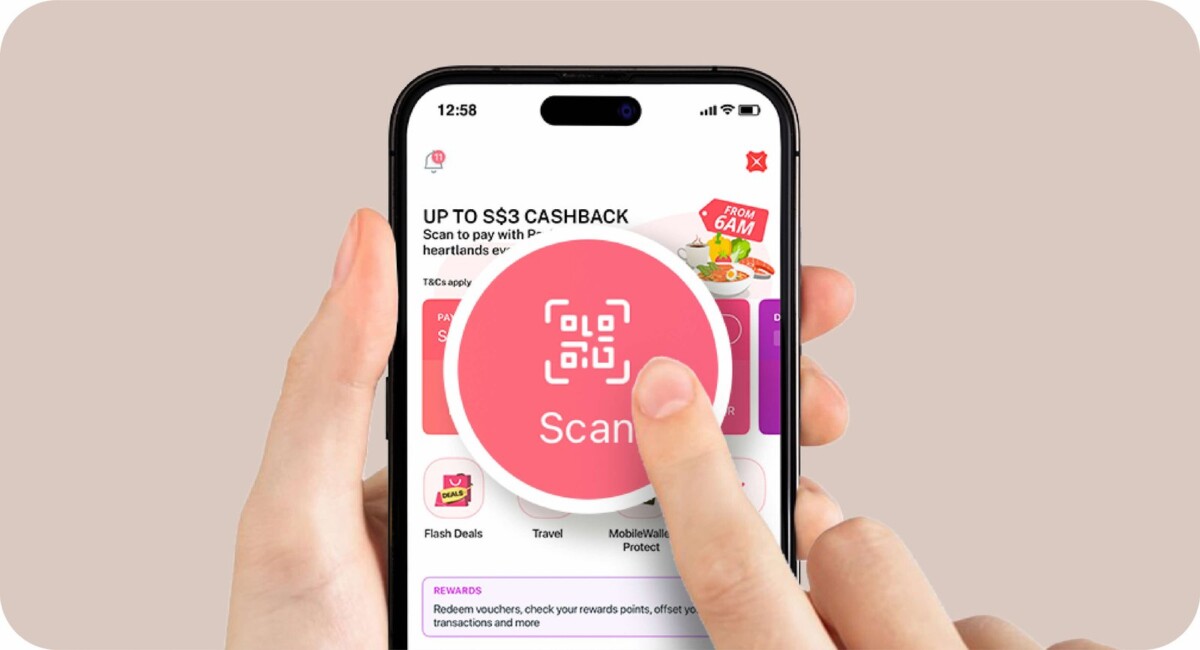 Scanning to pay with DBS PayLah to redeem Saturday cashback