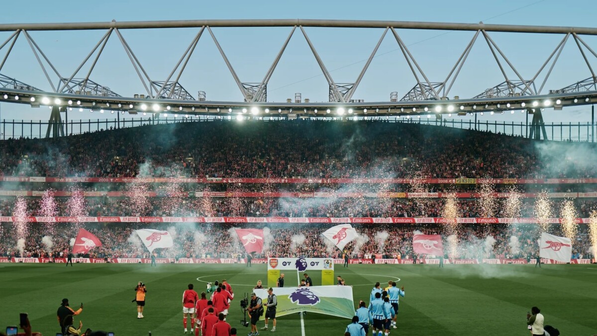 Pre-match atmosphere with players walking out at Emirates Stadium