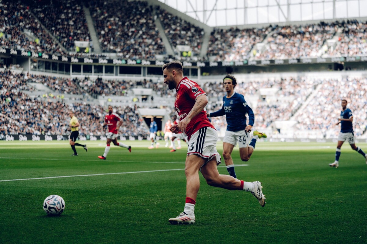 Manchester United and Everton players contest the ball at Hill Dickinson Stadium