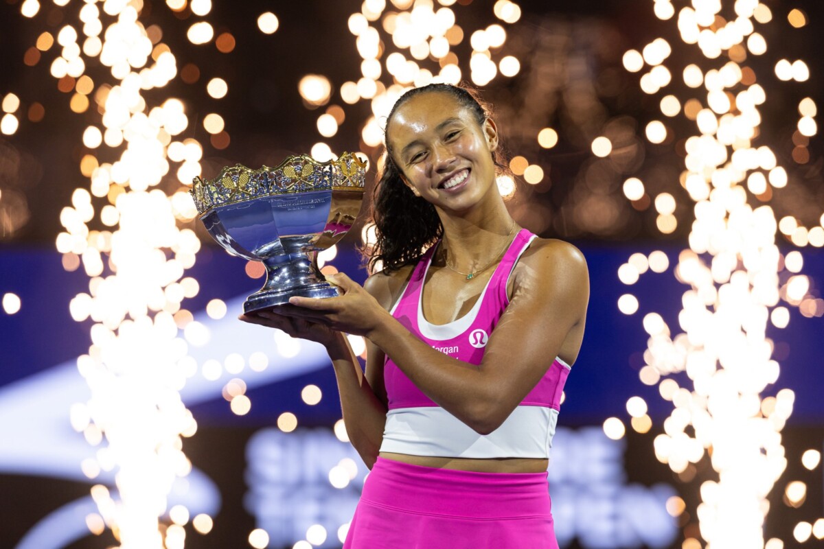 Leylah Fernandez celebrates winning the 2026 Singapore Tennis Open WTA 500 title