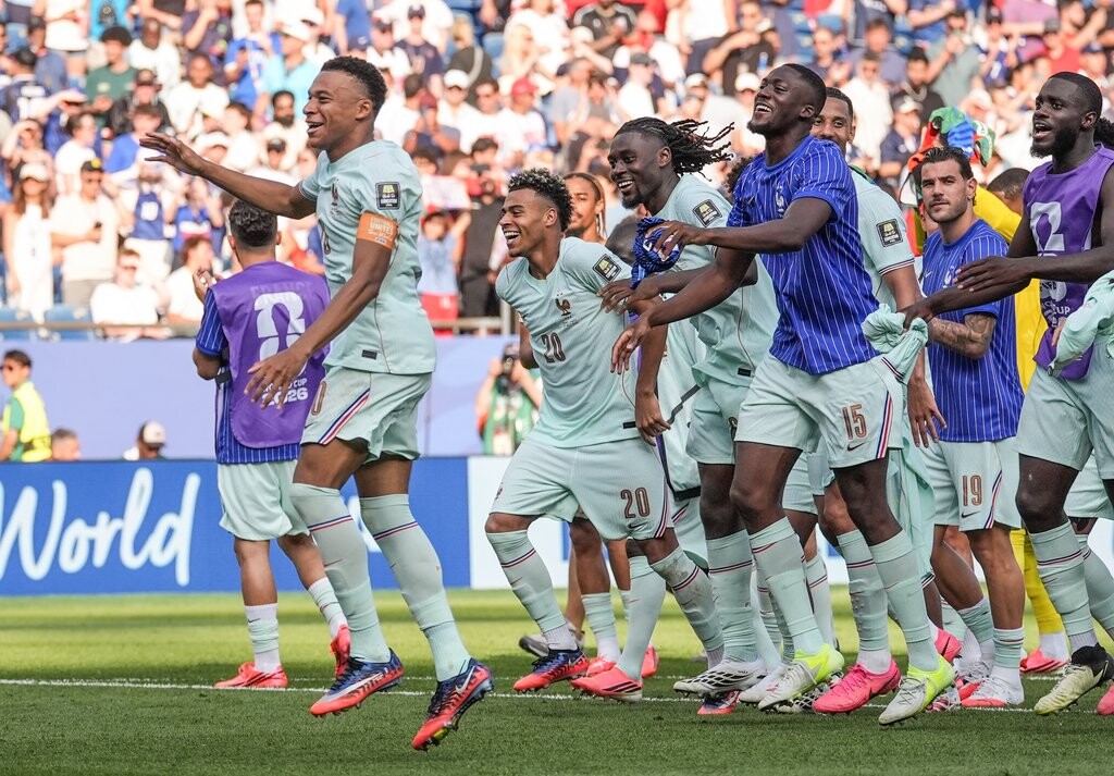 France celebrate after World Cup 2026 quarter-final win against Morocco