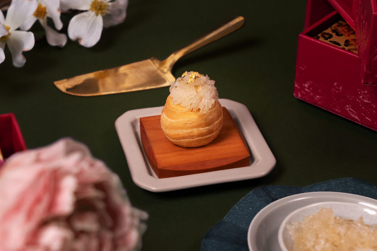 Golden Peony Signature Sweet Potato Filo Puff with Bird's Nest mooncake