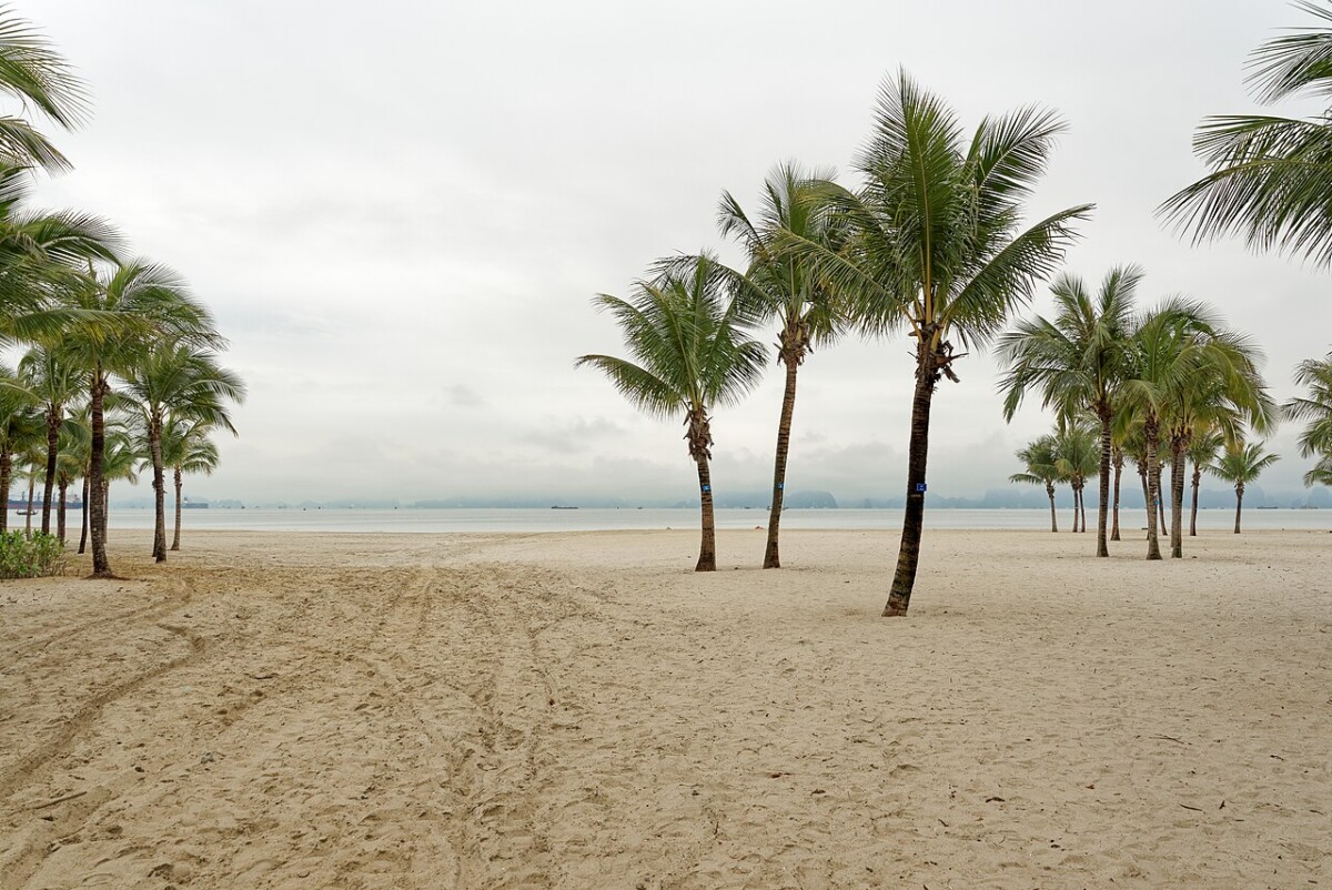 Ha Long Bay, Vietnam, reachable within the 30-day visa-free window for Singaporeans