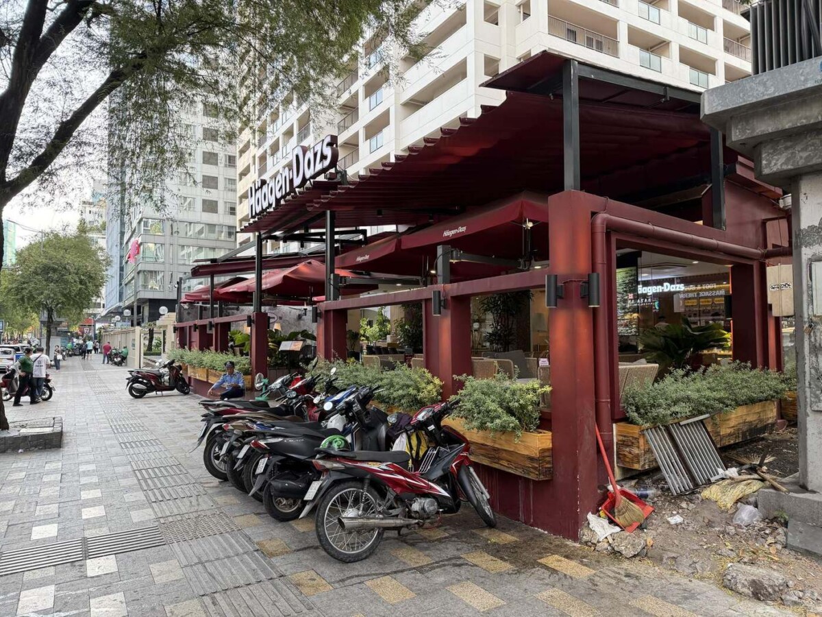 Haagen-Dazs outlet near Hotel Indigo Saigon with a proper air-conditioned seating area
