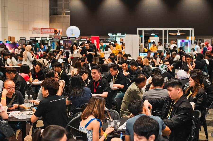 Homeowners in consultation at HomeFest exhibition hall