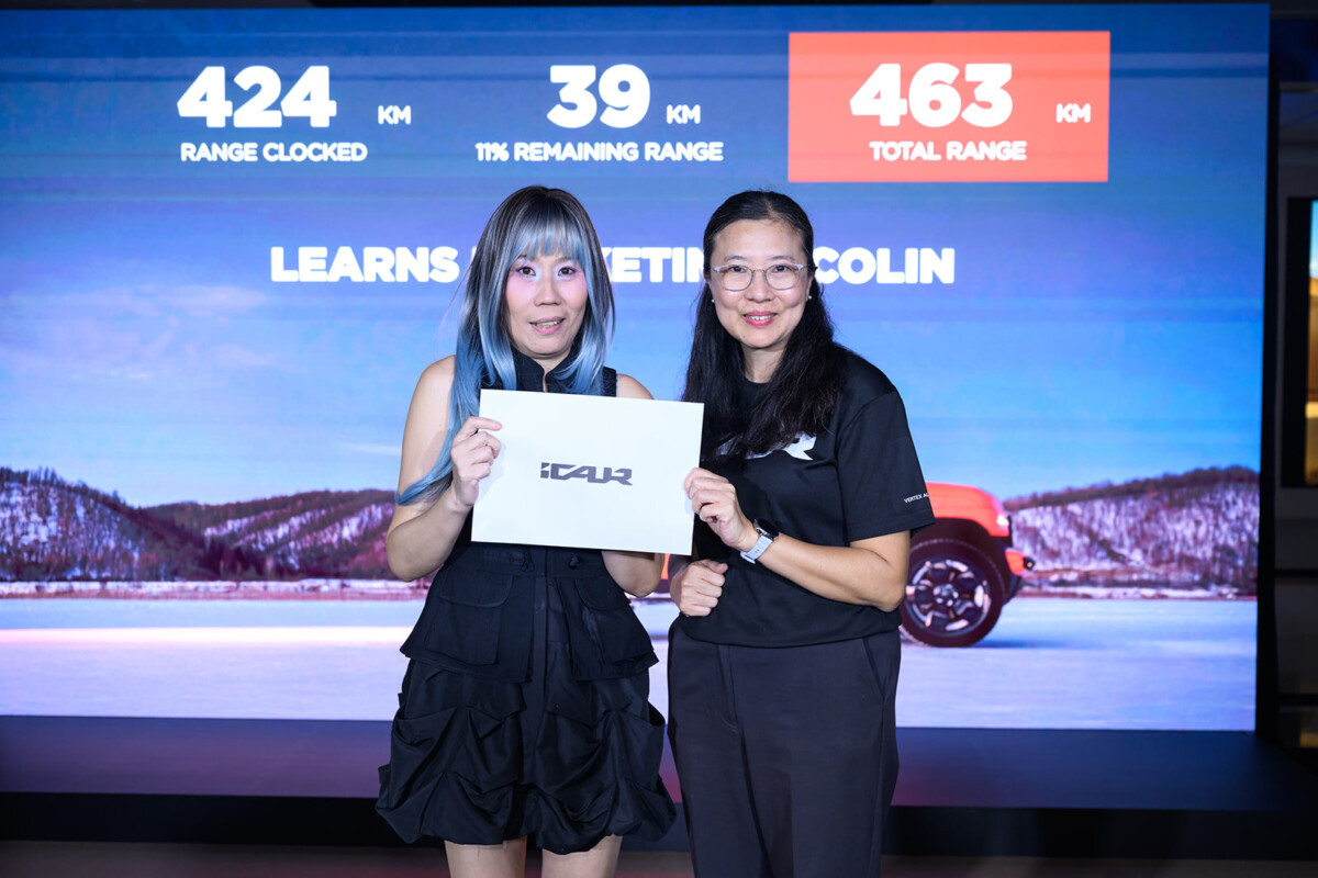 Jessica from Learns Marketing receiving her prize at the iCAUR V23 range challenge
