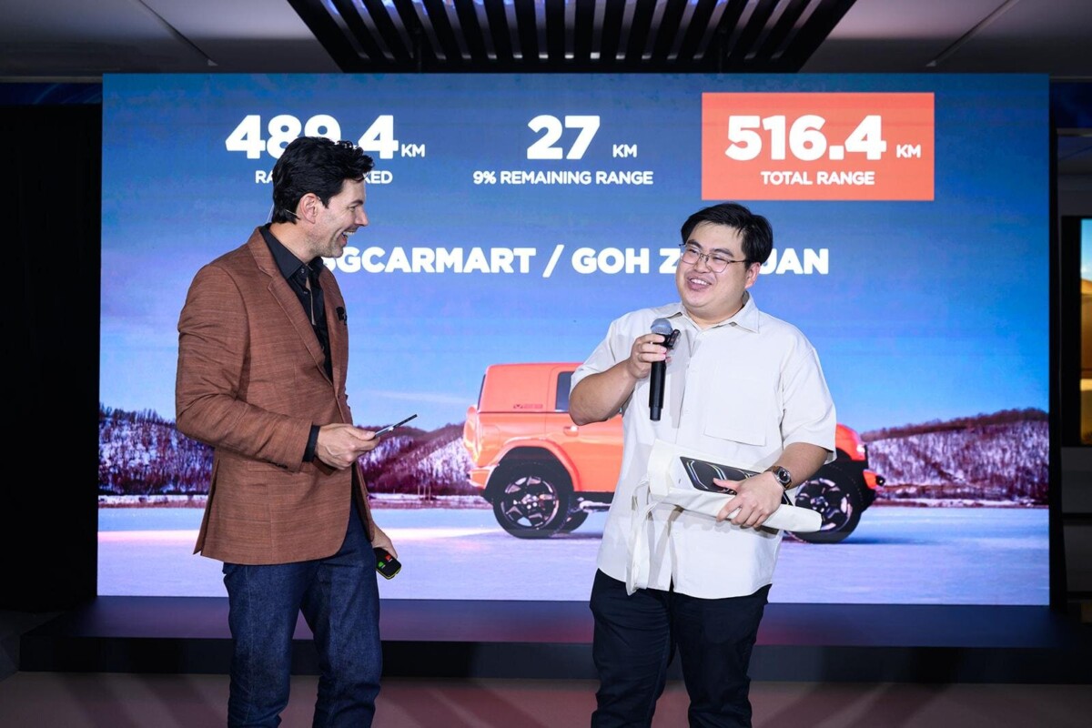SgCarMart winner Goh Zhi Xuan at the iCAUR V23 range challenge prize presentation showing 516.4km total range