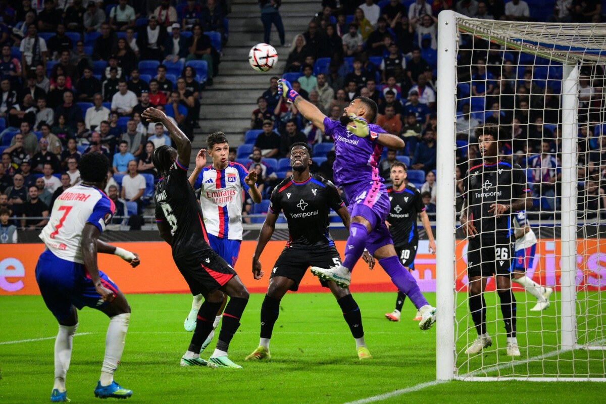 Crystal Palace attack against Lyon during the Europa League match in France