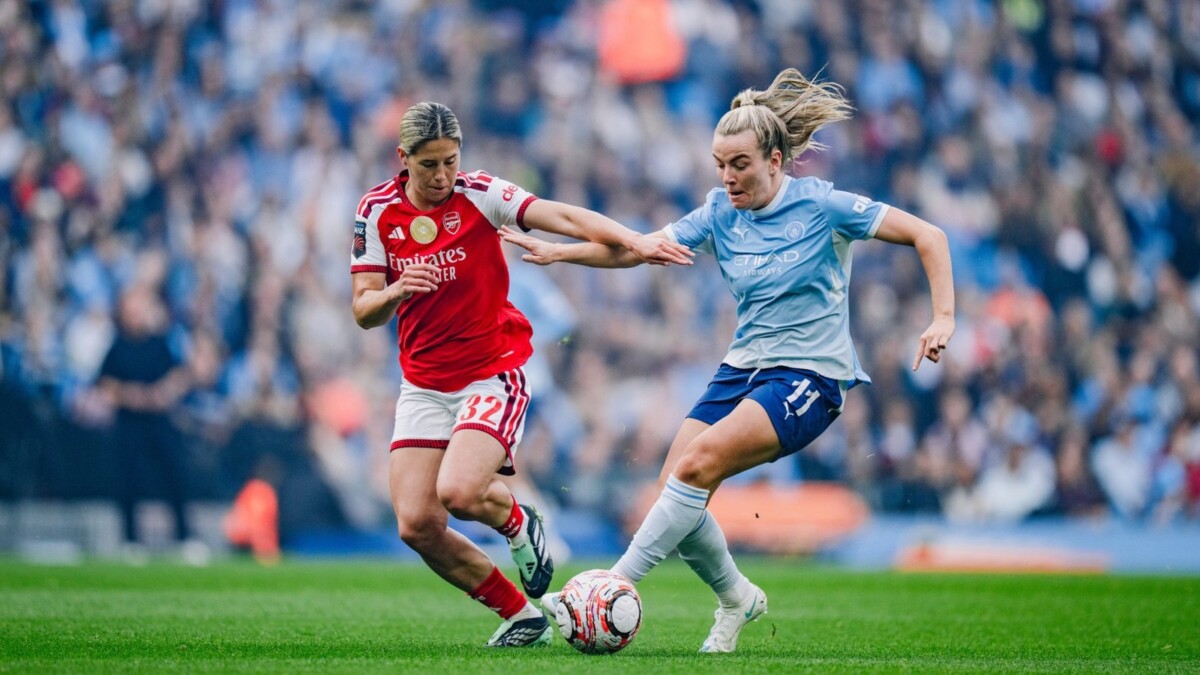 Lauren Hemp on the ball for Manchester City against Arsenal at the Etihad Stadium