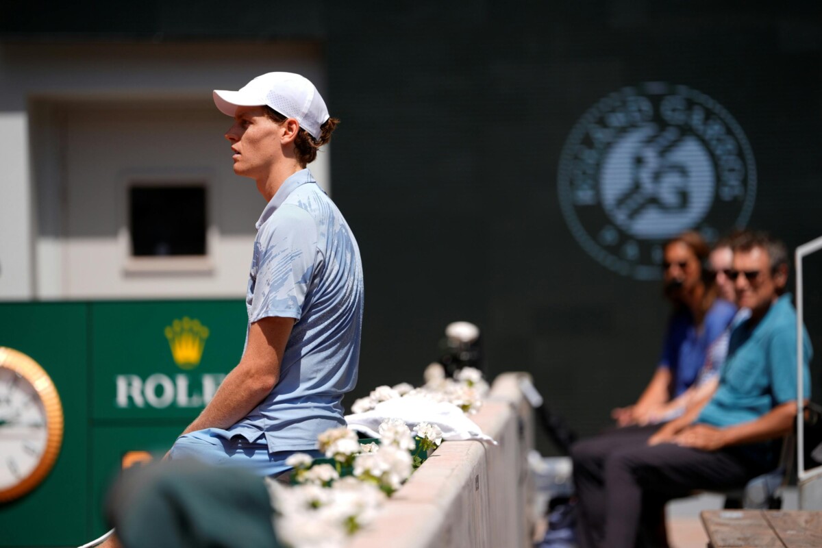 Jannik Sinner in action during his Roland Garros 2026 second round match