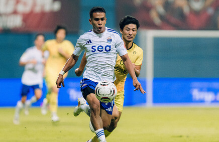 Sailors attacker in white pursued by Hougang player in yellow