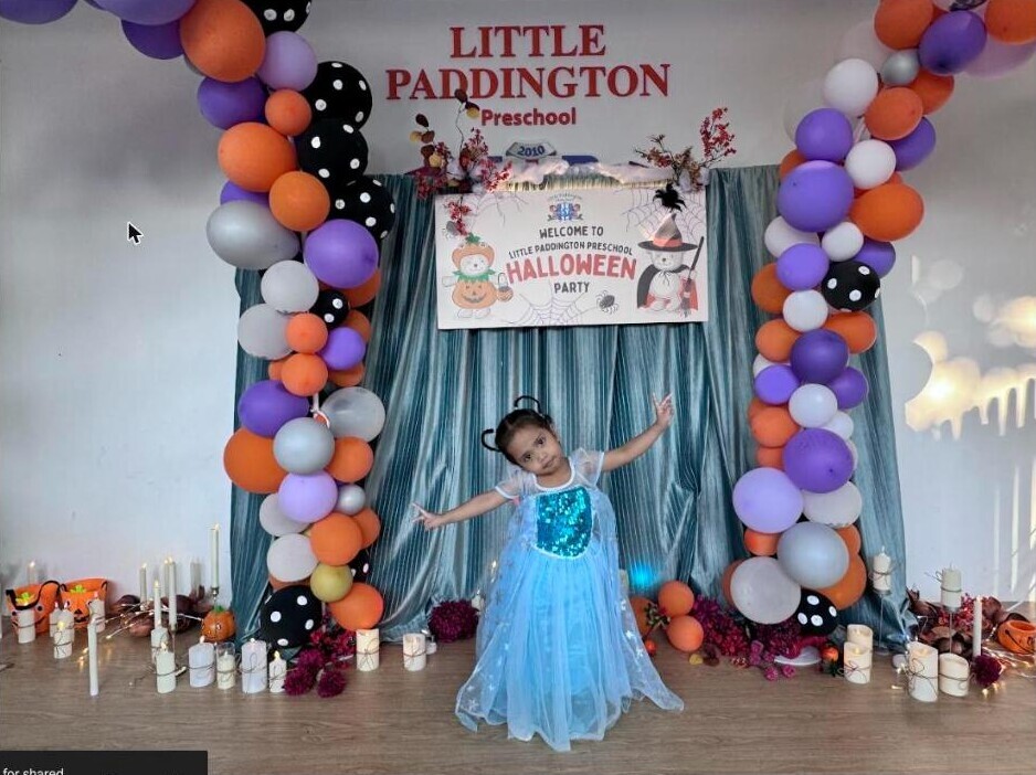 Balloon arch and Halloween party sign at Little Paddington Preschool
