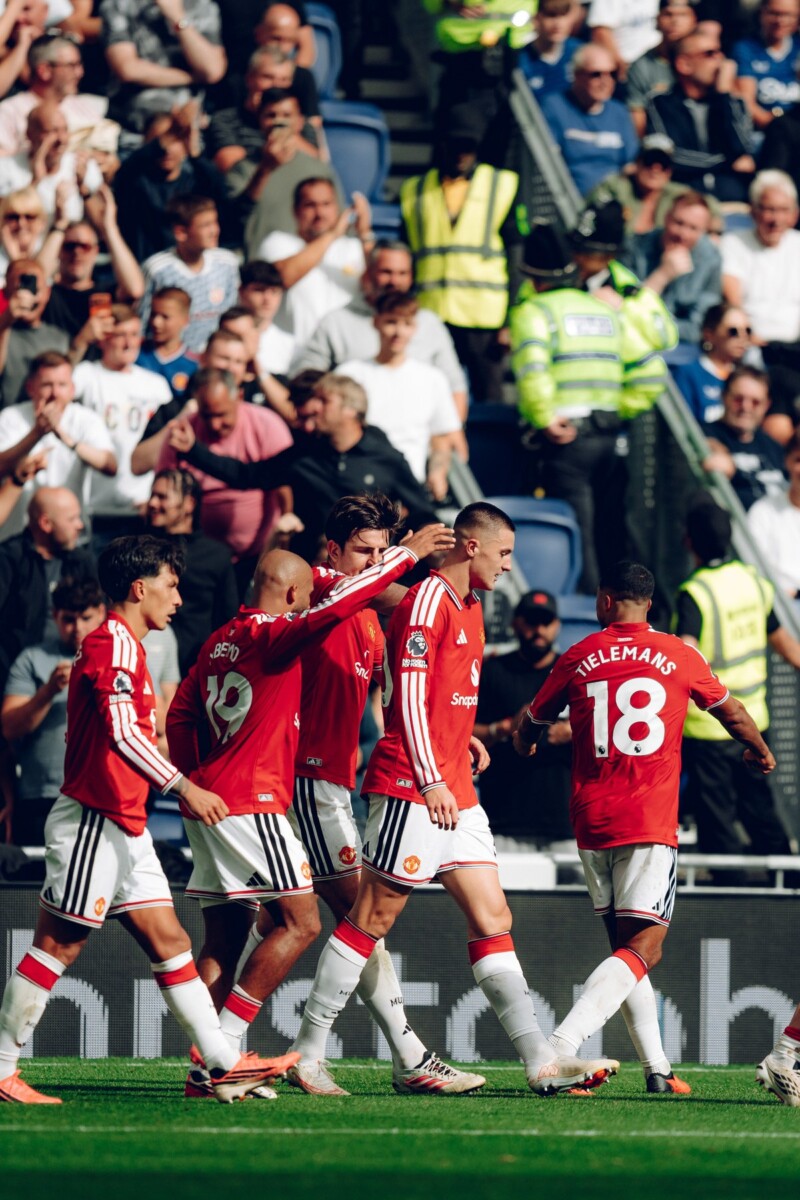Manchester United players on the pitch during Premier League away match at Everton