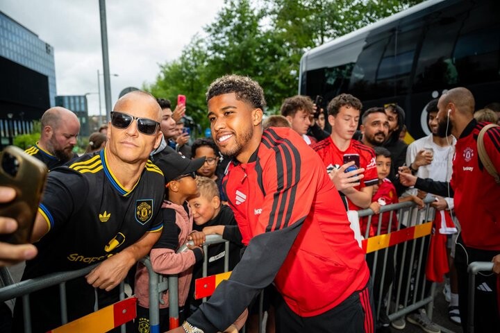 Andrey Santos arrives in Gothenburg ahead of Manchester United vs PSG pre-season friendly 2026