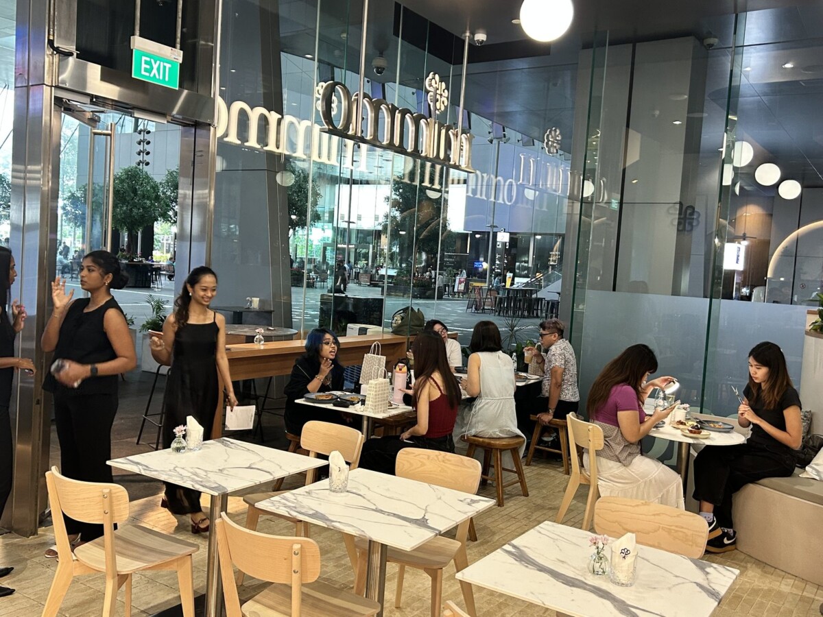 Mimmo Bakery Singapore alfresco seating area at Asia Square Tower 1