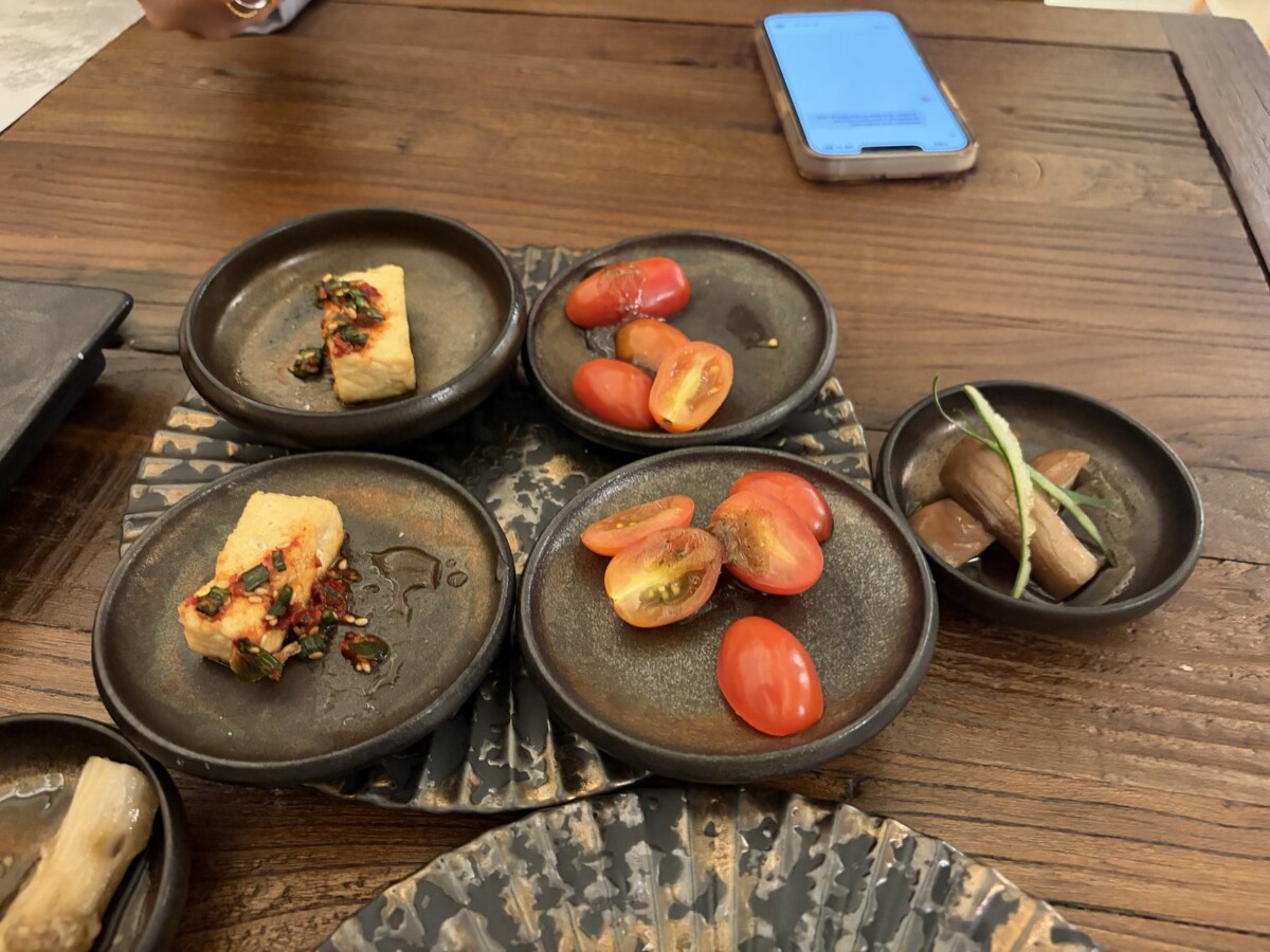 Appetiser set at MODU Samgyetang with pan-fried tofu in chilli relish, cherry tomatoes, and braised mushrooms