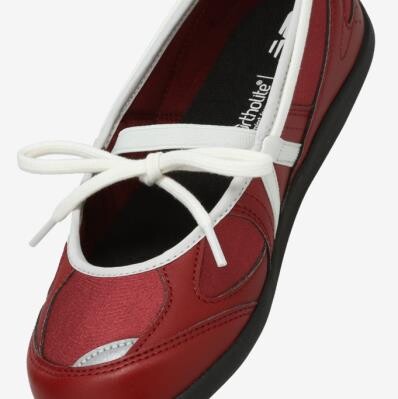 Close-up of the New Balance Flat Breeze red flat with white bow-style laces