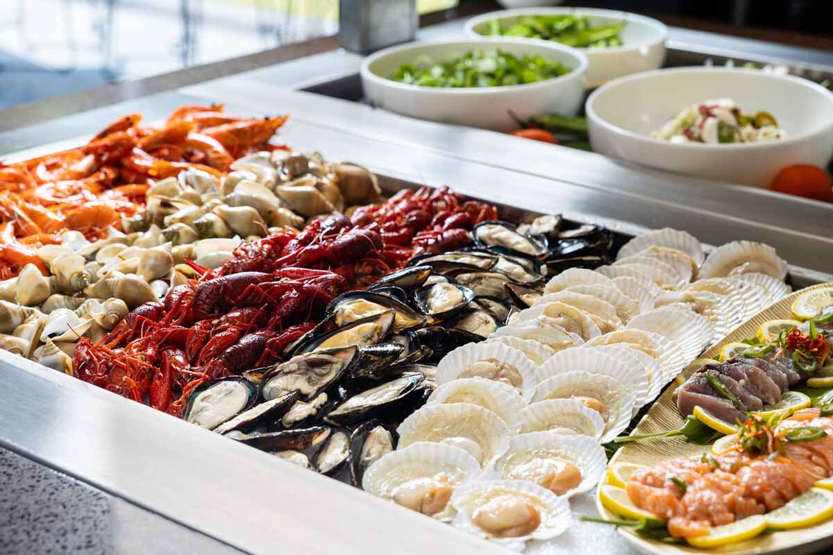 Permata halal buffet fresh seafood on ice spread