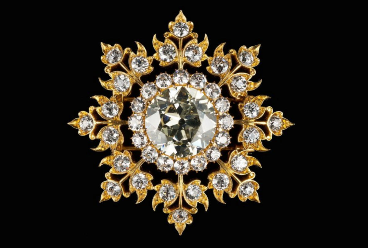 Jewelled bridal handkerchief (bim poh) worn by Khoo Gek Choo in 1940