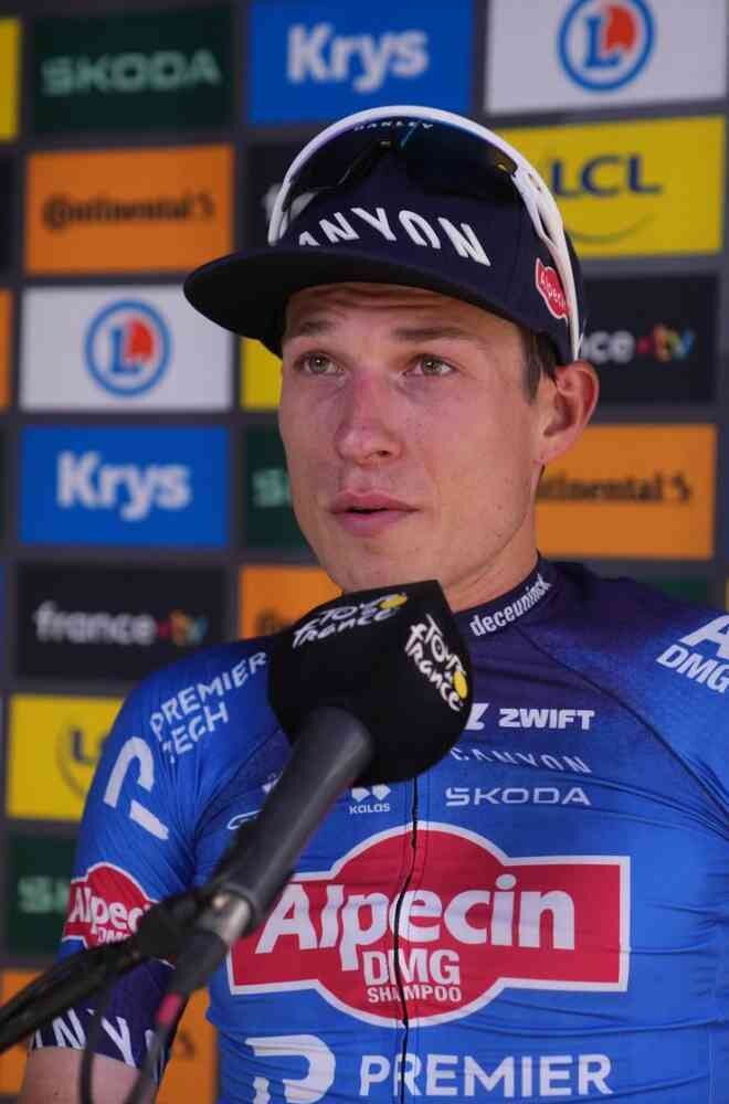 Jasper Philipsen celebrates his Tour de France 2026 Stage 17 victory