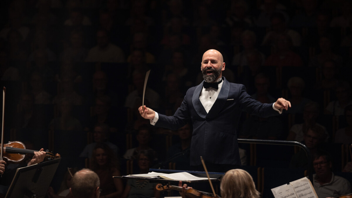 Conductor Pierre Bleuse official portrait for SSO