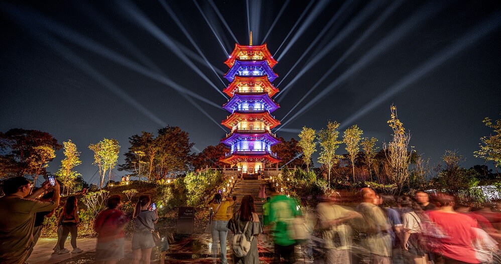 Cloud Pagoda light show at Chinese Garden during Lights by the Lake