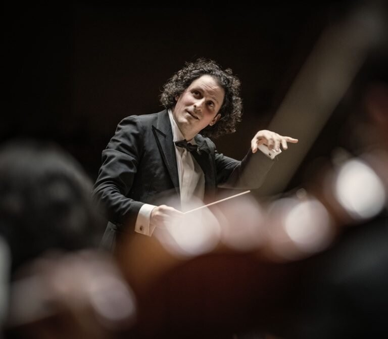 Orchestra of the Music Makers — Qin Li-Wei plays Shostakovich and Mahler 7 at Esplanade Concert Hall, vOilah! 2026