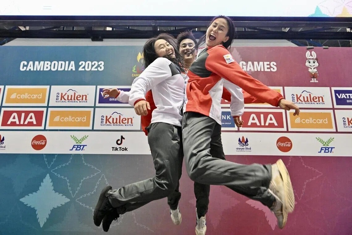 Quah Jing Wen, Quah Zheng Wen and Quah Ting Wen celebrate at the Cambodia 2023 SEA Games