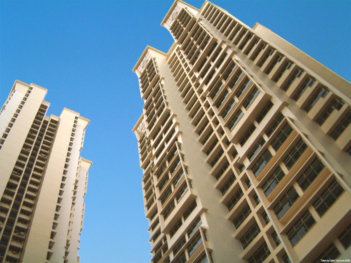 Thirty-storey HDB flats along Strathmore Avenue in Queenstown, a mature-estate context for resale price discussions. Photo: Wikimedia Commons contributor / CC BY-SA.