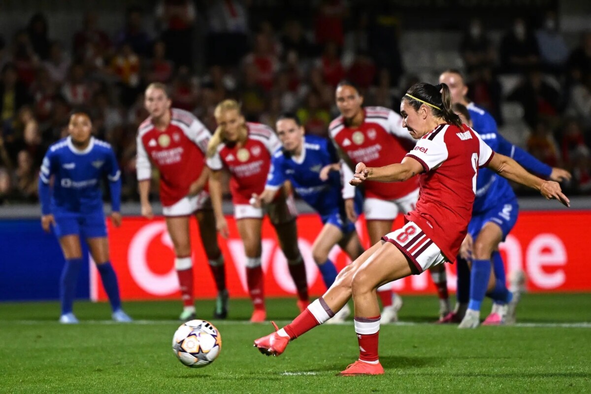 Mariona Caldentey takes the injury-time penalty for Arsenal Women against HB Køge at Meadow Park