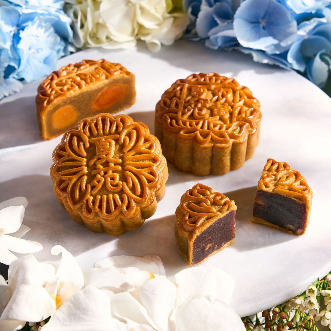 Summer Pavilion assorted baked mooncakes in Periwinkle vanity case