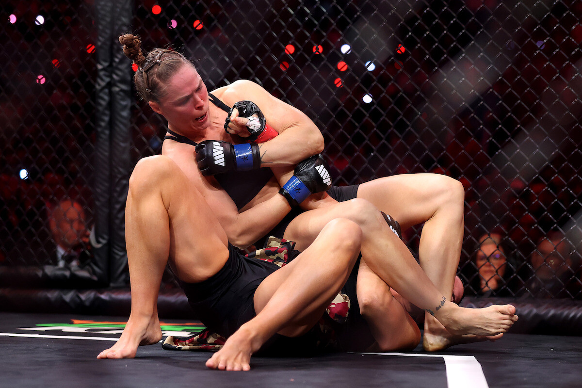 Ronda Rousey armbar against Gina Carano