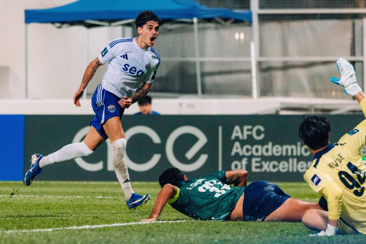 Matthias Phaëton in action for Lion City Sailors against Tai Po