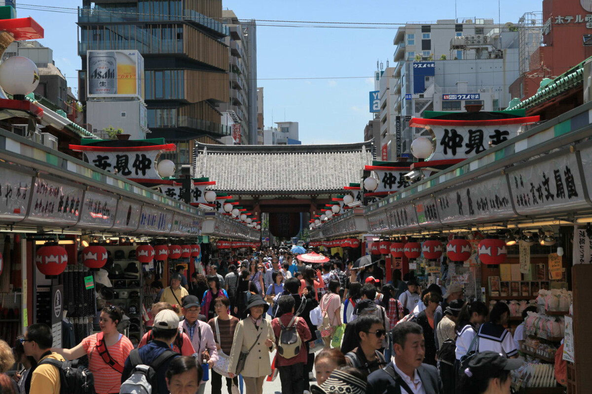 Crowded Nakamise shopping street leading to Senso-ji Hozomon gate