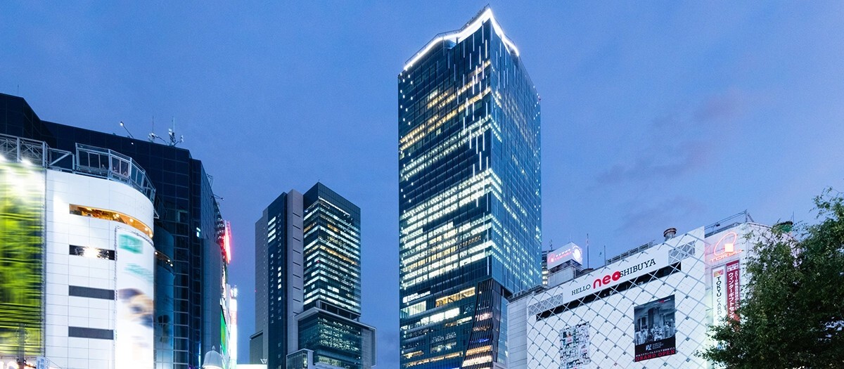 Shibuya Scramble Square tower at dusk housing the Shibuya Sky rooftop