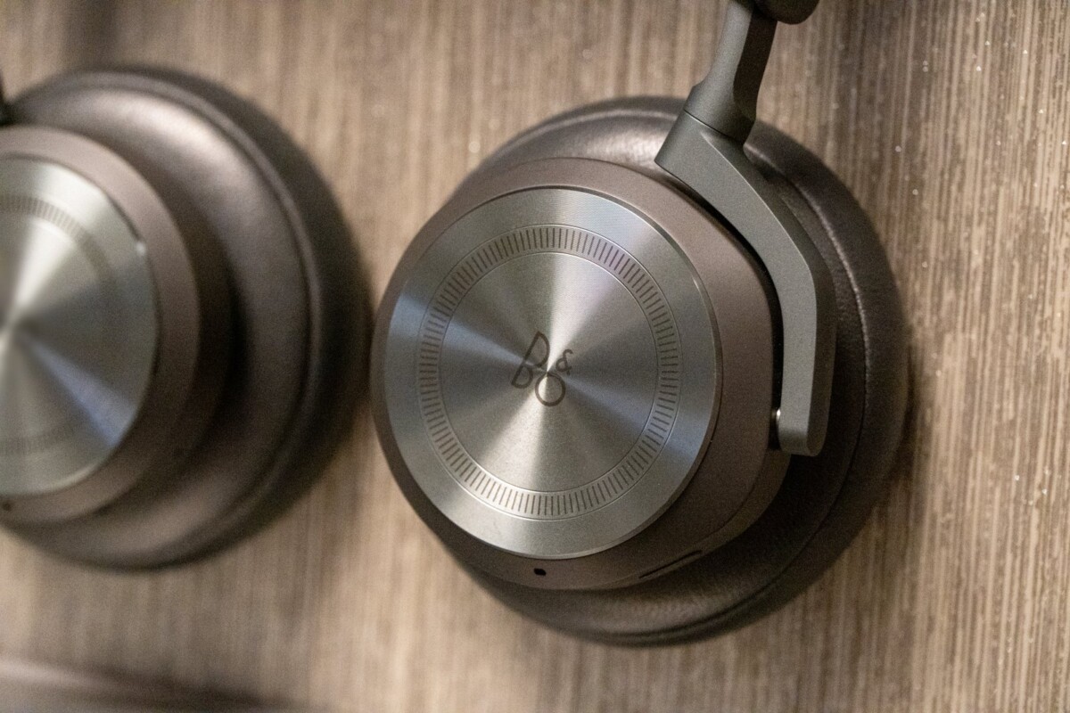 Bang and Olufsen wireless headphones for Singapore Airlines First Class