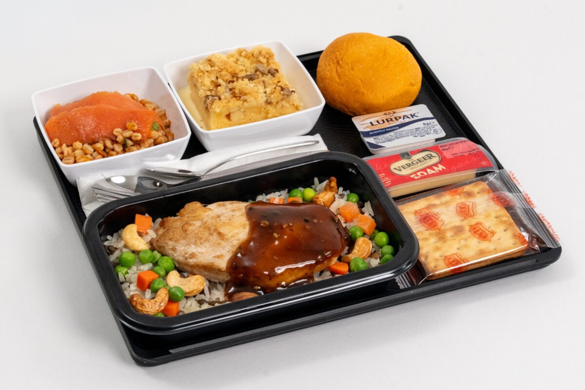 Singapore Airlines Economy Class meal tray with roasted chicken breast and black pepper sauce